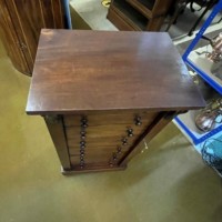 Antique Mahogany Wellington Chest with 7 Graduated Drawers